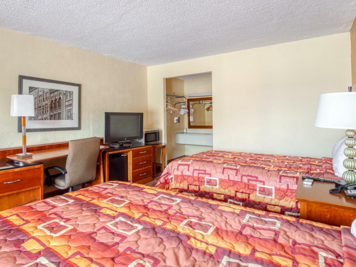 Budgetel Inn & Suites 森林公园 外观 照片