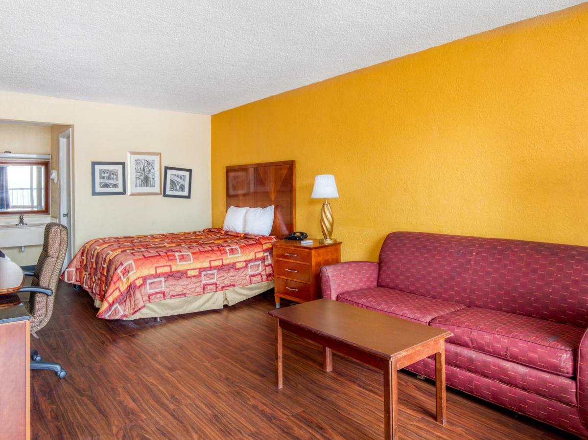 Budgetel Inn & Suites 森林公园 外观 照片