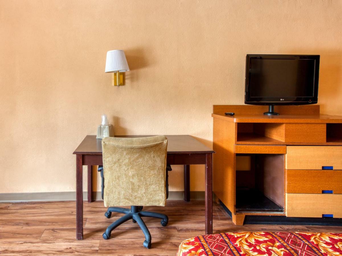Budgetel Inn & Suites 森林公园 外观 照片