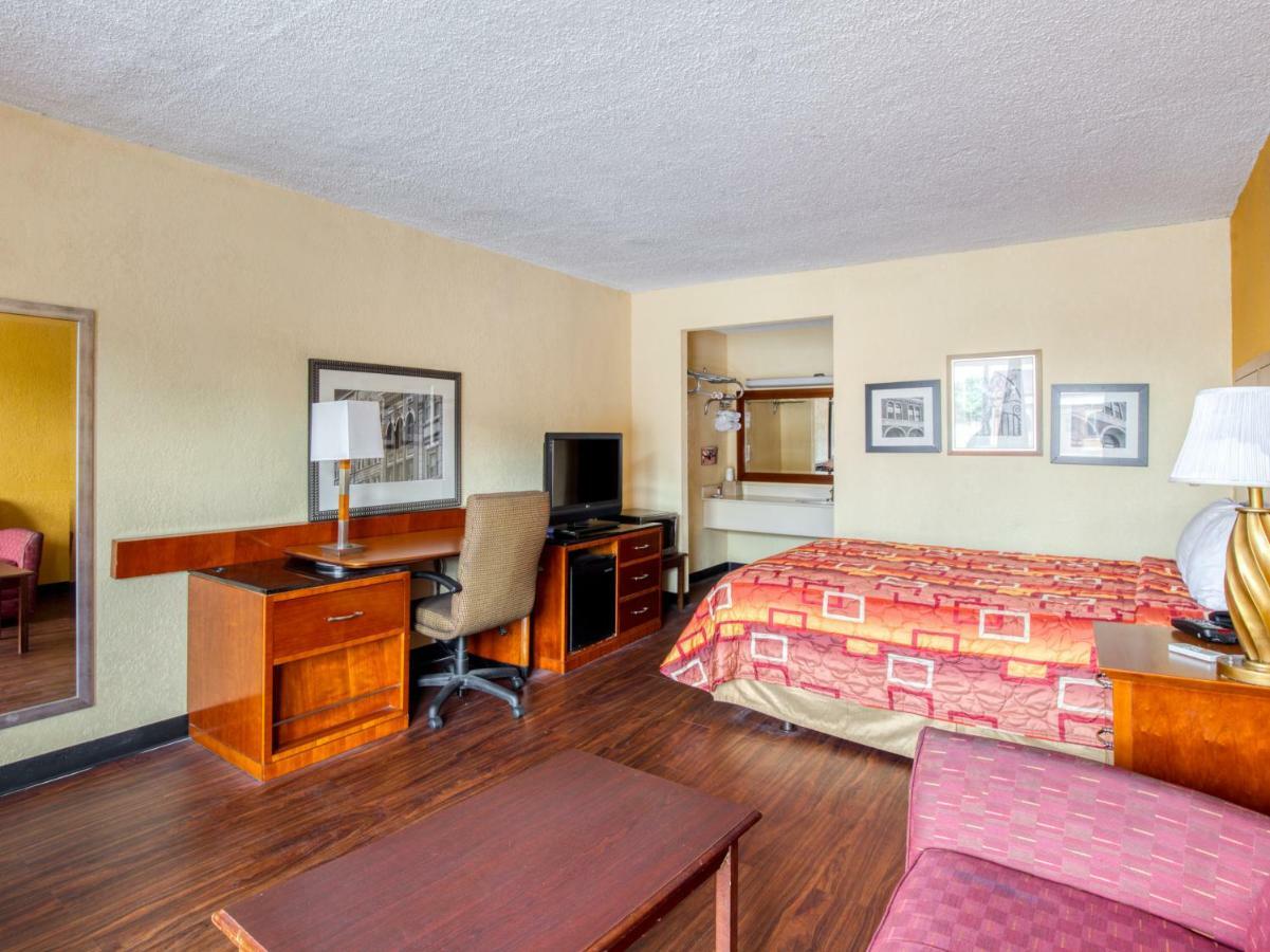 Budgetel Inn & Suites 森林公园 外观 照片