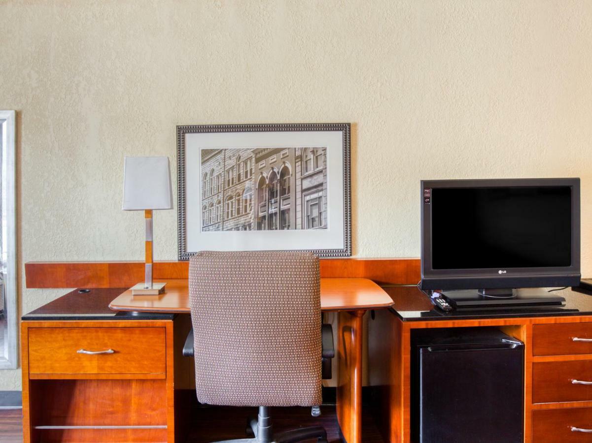 Budgetel Inn & Suites 森林公园 外观 照片