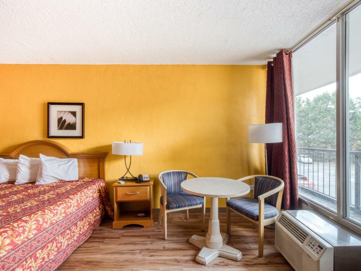 Budgetel Inn & Suites 森林公园 外观 照片