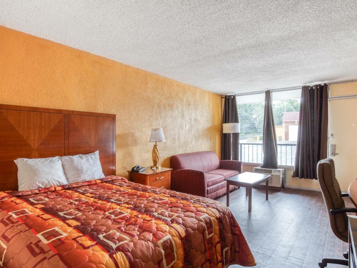 Budgetel Inn & Suites 森林公园 外观 照片