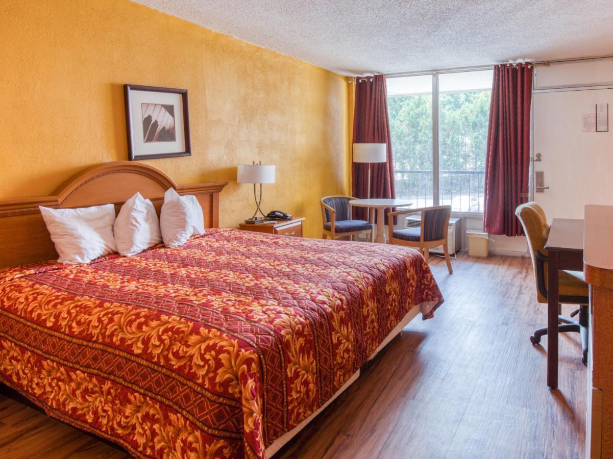 Budgetel Inn & Suites 森林公园 外观 照片
